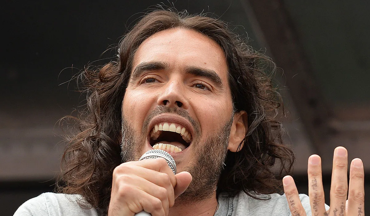 Thuairiscigh an BBC sraith teipeanna bainistíochta sa láimhseáil a rinne siad ar Brand