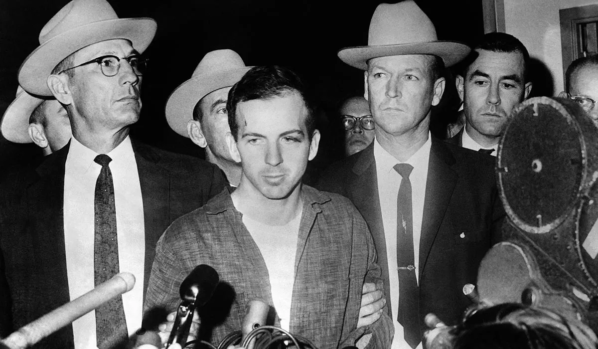 Lee Harvey Oswald, a bhí 24 bliain d’aois, nuair a lámhach sé an t-uachtarán