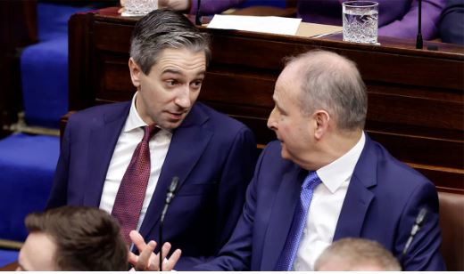 Micheál Martin le Simon Harris sa Dáil