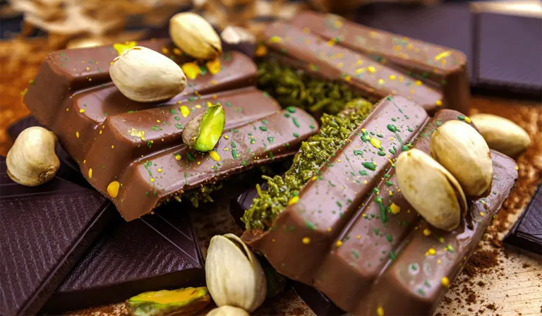 Bíonn blas chnó phiostáise (pistachio nut) ar sheacláid Dubai agus bíonn uigeacht glaeúil, calógach air