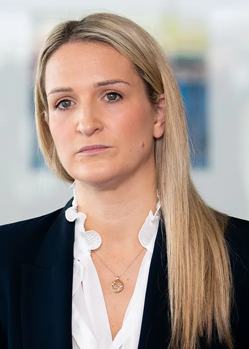 Thug an tAire Oideachais Helen McEntee plean os comhair an Rialtais chun 400 rang breise don oideachas speisialta a chur ar fáil 