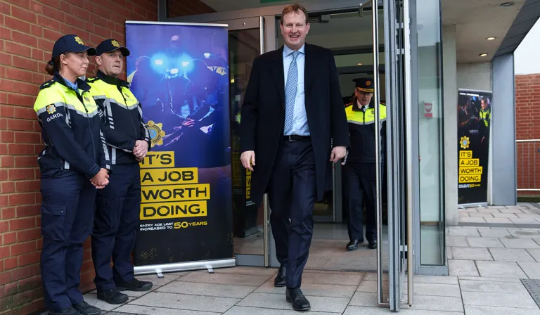 Tá 1,000 garda nua gach bhliain geallta sa Chlár Rialtais, sé sin 5,000 thar thréimhse an Rialtais