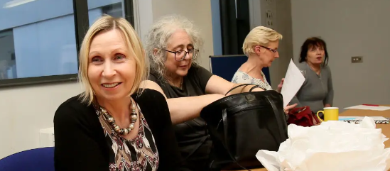 Tá taithí dhíreach ag Ervine ar fhás aníos mar dhílseoir den lucht oibre