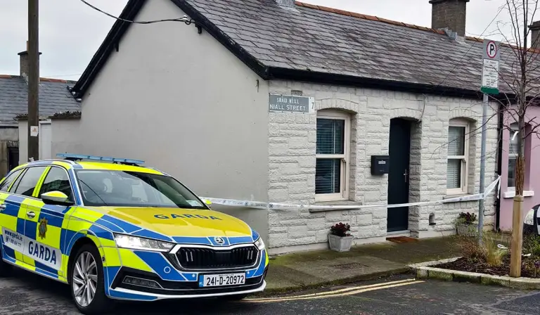 Creidtear go raibh an fear ag crochadh thart timpeall cheantar Bóthair na gCloch, armtha le scian