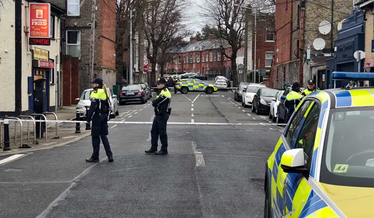 Dúirt foinsí slándála gur míorúilt é nach bhfuair éinne bás san ionsaí