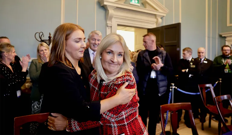 Bhí sí le feiceáil in éindí lena hiníon Robyn ag ceiliúradh nuair a d’éirigh léi an vóta a bhuachan