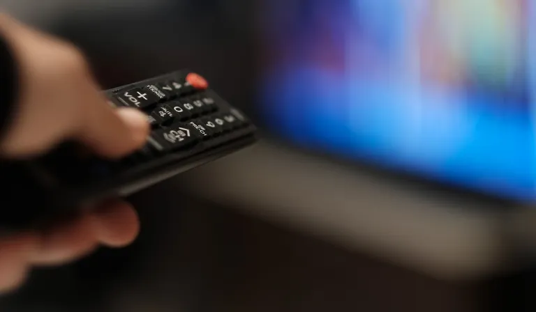 De réir Acht an Chóipchirt 2000, bíonn fíneáil suas go €127,000 nó téarma príosúin 5 bhliain ann má sháraítear cóipcheart