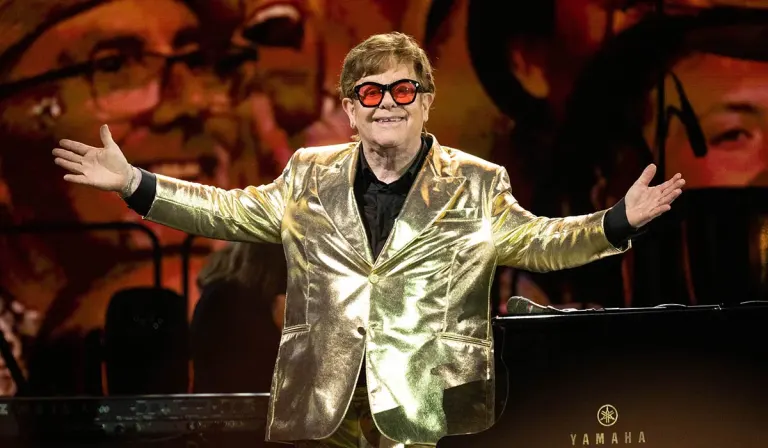  Dúirt daoine go bhfaca siad Lady Gaga in Aerfort Chorcaí is go bhfaca siad Elton John i dteach tábhairne áitiúil