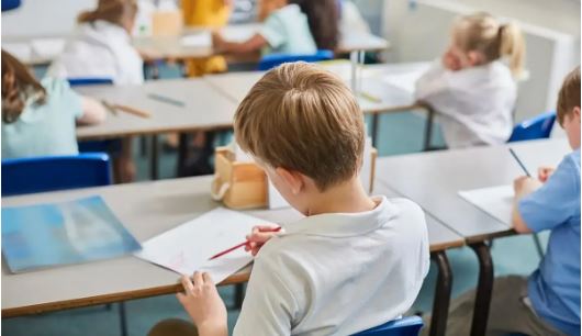 Léirigh an suirbhé go mbíonn 94% de na bunscoileanna ag bailiú airgid chun íoc as rudaí riachtanacha 