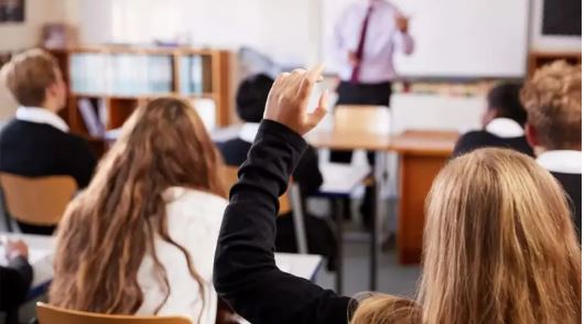 Gaelscoil uirbeach a bhí sa staidéar seo