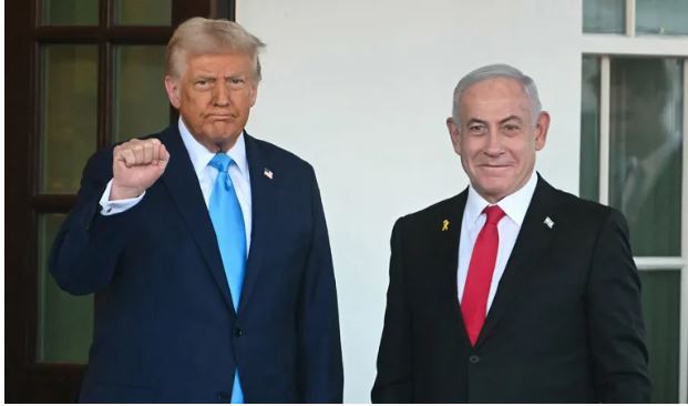 Donald Trump agus Benjamin Netanyahu ina seasamh taobh amuigh den Teach Bán