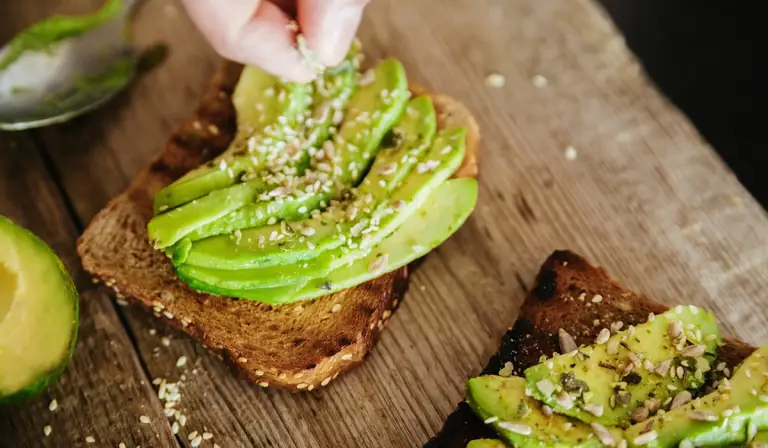 Tá an praghas atá ar abhacáid ag ardú go mór i Meiriceá de bharr go bhfuil taraifí á ghearradh ag Donald Trump ar Mheicsiceo