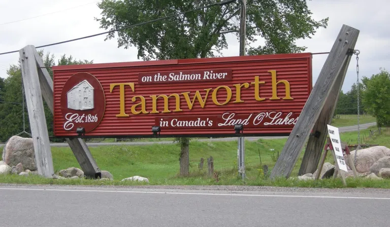 Tá an pobal Gaeilge seo lonnaithe i Tamworth, Ontario – gar go leor don áit ar lonnaigh imircigh Éireannacha le linn ré an Ghorta Mhóir