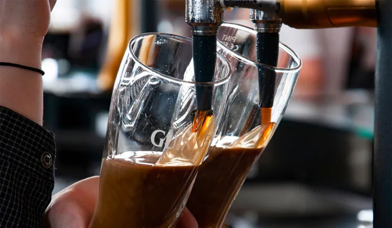 Cé nach bhfuil alcól i ndeochanna 0.0, léiríonn siad fós brandaí alcóil go soiléir