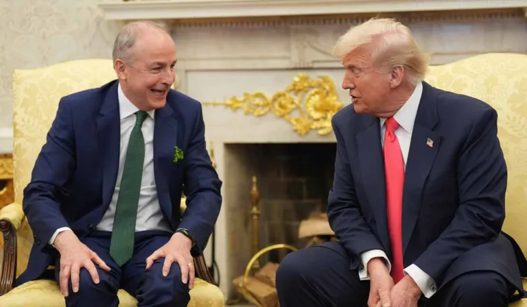 Donald Trump ag labhairt le Taoiseach Micheál Martin sa Teach Bán