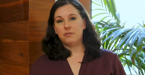 Agus í ag caint ar an tionscadal le Cló Gaelach, dúirt an Dr Nicole Volmering, ollamh cúnta taighde i Roinn na Staire i gColáiste na Tríonóide: ‘Feiceann tú é i ngach áit ar fud an bhaile mhóir