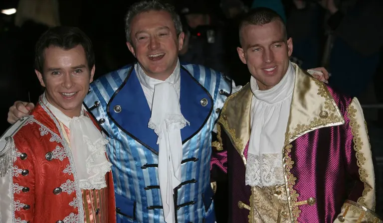 Stehen Gately le Louis Walsh agus Andrew Coles