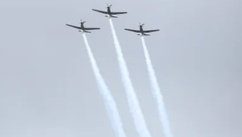 Ag 12.30pm beidh an tAerchór ag ag déanamh tareitilt (fly-past)