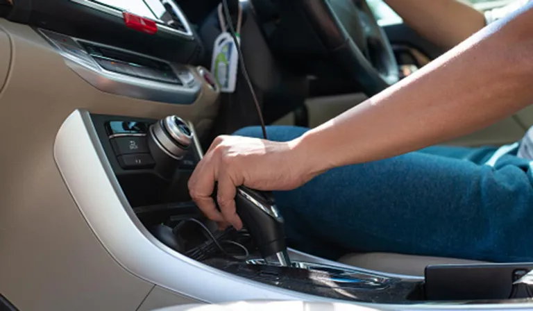 Rinne Micheál a thaighde ar an idirlíon, agus rinne sé idirbheartaíocht mhaith chun an praghas a ísliú