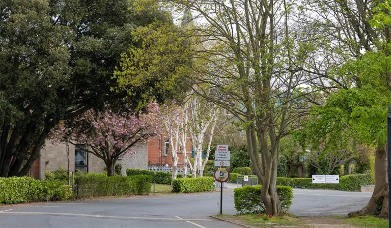 Dúirt an scoil gur thairg sí cruinnithe do theaghlaigh a bhí buailte go díreach