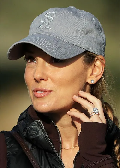 Mí an Mheithimh na bliana seo caite bhí Rory agus Erica feicthe amach le chéile le Poppy agus
chaith siad a gcuid fáinní bainise