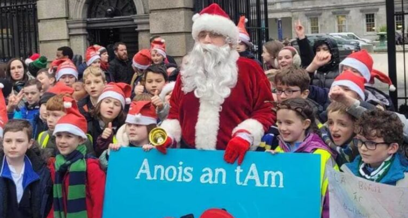 Chuir Daidí na Nollag Gaelcholáiste ar a mianliosta i 2023, ach fós ní raibh na háirí Rialtais ag éisteacht leis