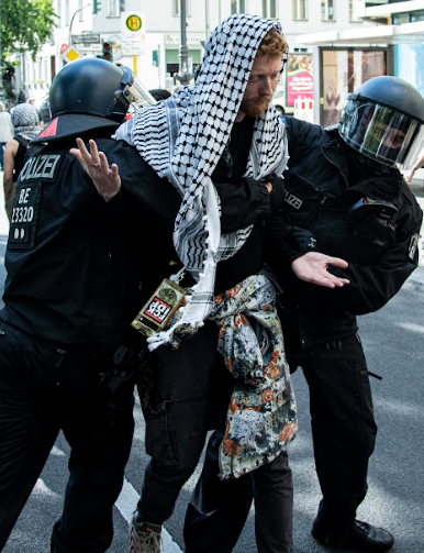 Gníomh póilíní ag agóid i mBeirlín