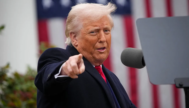 Chaill pinsin in Éirinn suas €6 bhilliún i rith na seachtaine de bharr na taraifí a d'fhógair Donald Trump. Pictiúr: Andrew Harnik/Getty Images