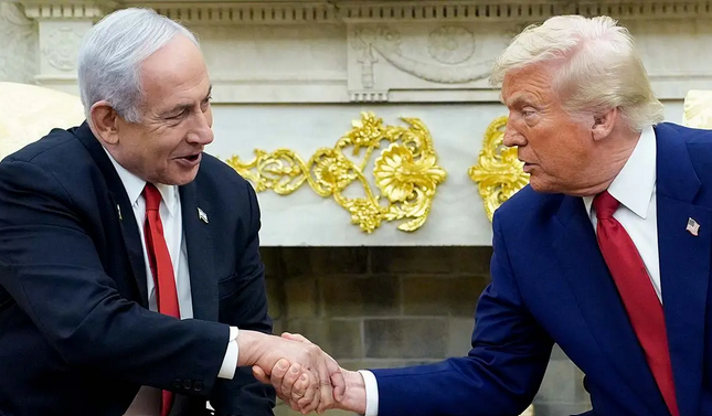 Croitheann Netanyahu láimhe le Donald Trump. Sheachain sé aerspás na hÉireann ar a bhealach go Washington
Pictiúr: Pic: Yuri Gripas/Abaca/Bloomberg via Getty Images