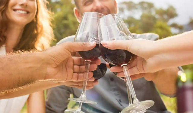 Tá sé seo ag cur in aghaidh an chreidimh choitianta go bhfuil fíon dearg níos fearr don tsláinte