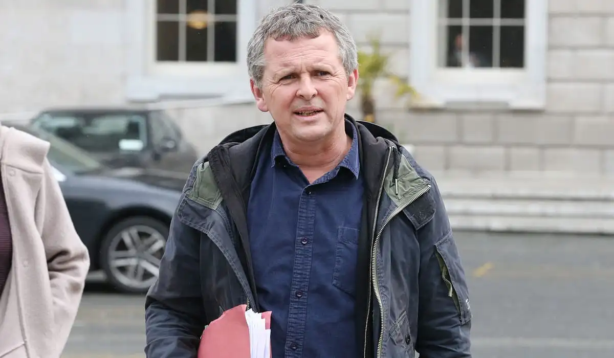 Luaigh sé go bhfuil sé buartha faoin tionchar a d’fhéadfadh a bheith ag an gcóireáil ar a ghlór, ach go bhfuil dóchas aige mar go bhfuil daoine eile a úsáideann a nglór tar éis dul tríd seo cheana