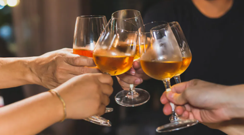 Is dea-scéal é seo do dhaoine a thaitníonn fíon leo.