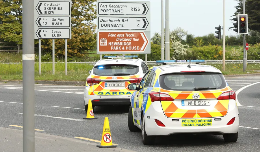 Bhí sé ar thaobh an bhóthair le gunna luais aige nuair a bhuail an gluaisrothar é ag an sean- bhóthar ó Shord go Baile Brigín
