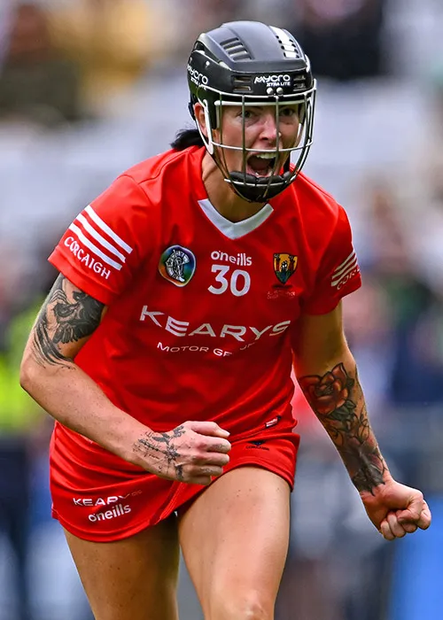 Ashling Thompson in aghaidh na scóirteanna