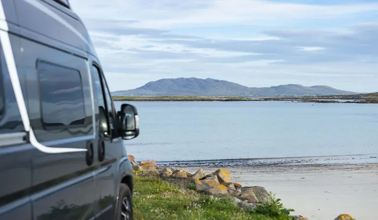 Tá carr campála ag Bri Delahunty le hocht mbliana, agus bhunaigh sé an grúpa Facebook ‘Ireland Motorhome Pub Stops’