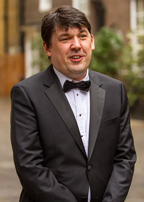 Tugann doiciméid na cúirte le fios go bhfuil líomhaintí ann go ndearna sé damáiste ar fhón póca