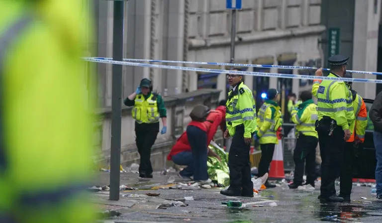 Thiomáin tiománaí carr isteach i slua a bhí ag ceiliúradh bua Learpholl sa Premier League i Sasana