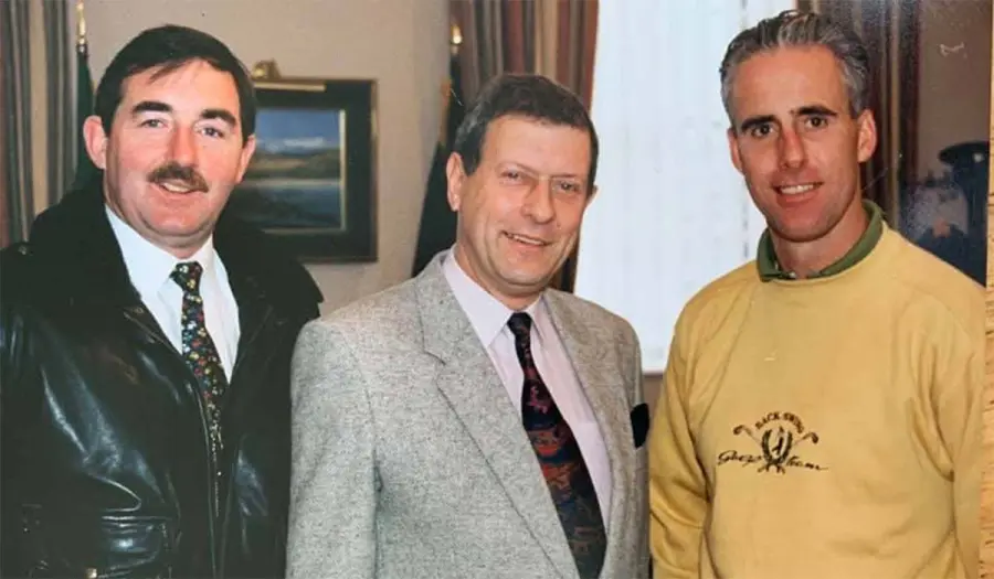 Turas Tony Toner tríd an saol ar ghluaisrothair, agus le Mick McCarthy, ar dheis