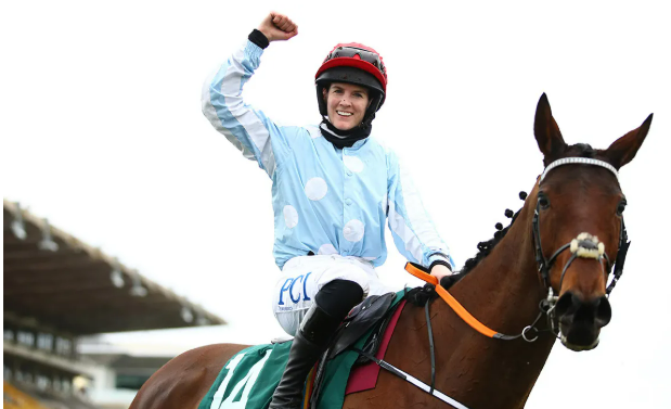 ‘Bhris Rachael Blackmore síleálacha gloine – agus phéinteáil sí an spéir ar fad'