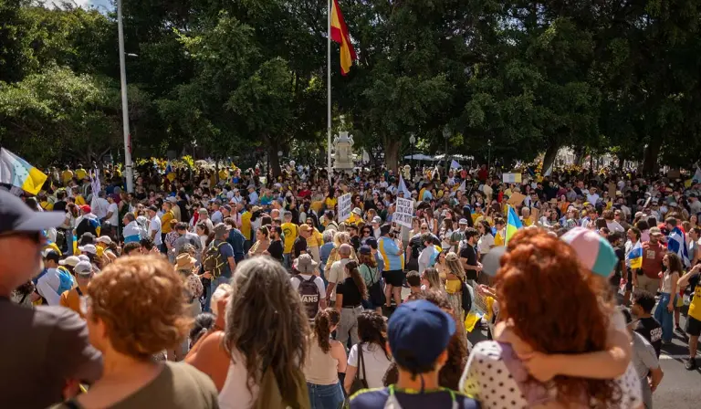 I measc na n-éileamh atá ag lucht agóide tá teorainn ar líon na dturasóirí