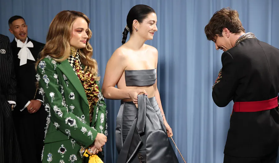 Barry ag caint le Lorde agus Joey King – cara mór le Sabrina – agus iad ag fanacht le dul isteach