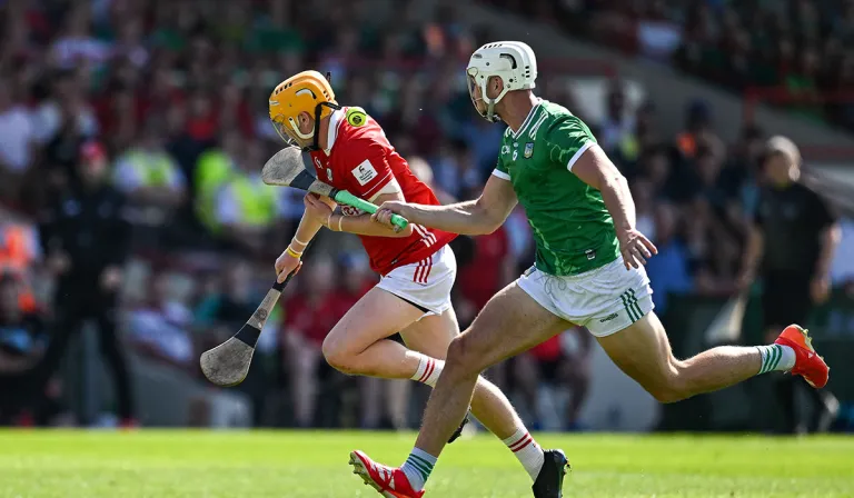 Kyle Hayes ag imirt in aghaidh Corcaigh