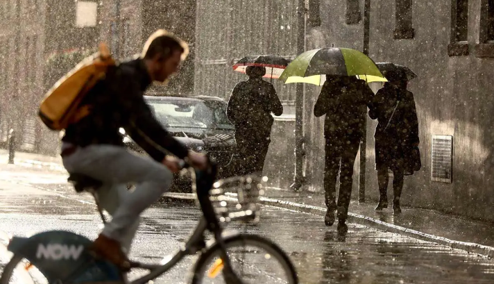 Leanfaidh an drochaimsir ar aghaidh sna laethanta amach romhainn le báisteach nó ceathanna uaireanta, a dúirt Met Éireann