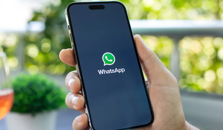 Tháinig fadhbanna sna caidrimh sa ghrúpa WhatsApp