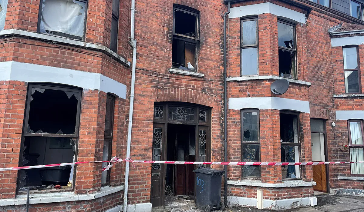 Rinneadh ionsaí ar shé theach ar a laghad i mBaile Meánach (Ballymena)