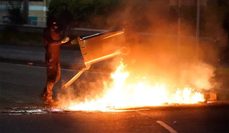 Círéibeacha frith-inimirceach i mBaile Meánach