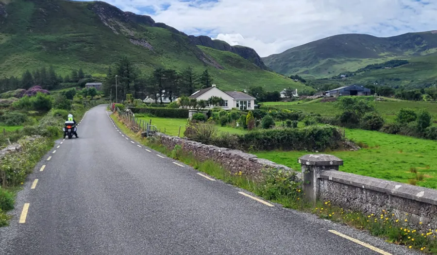 D'oscail an bóthar go tobann, agus tháinig na Cruacha Dubha (Macgillycuddy’s Reeks) le feiceáil os ár gcomhair