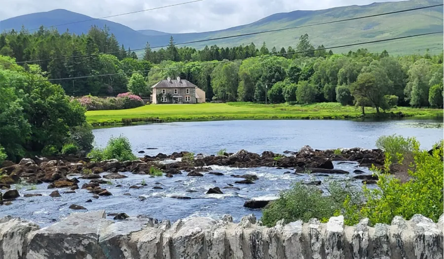 Tá Loch Cárthaí dochreidte. Tá sé níos fairsinge ná mar a cheapfá, agus tá an tírdhreach timpeall air gan sárú