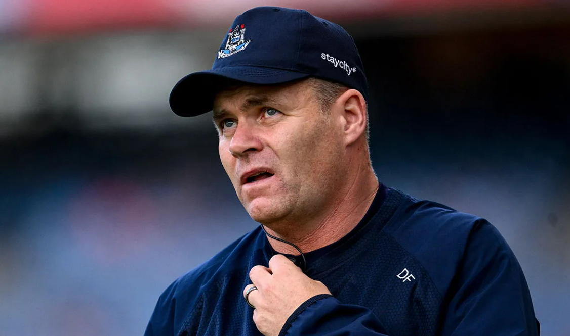 Dessier Farrell ag eirigh as man bhainisteoir