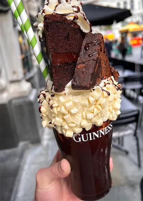 An Guinness milkshake 'crazy' le cáca agus brownie .... 
